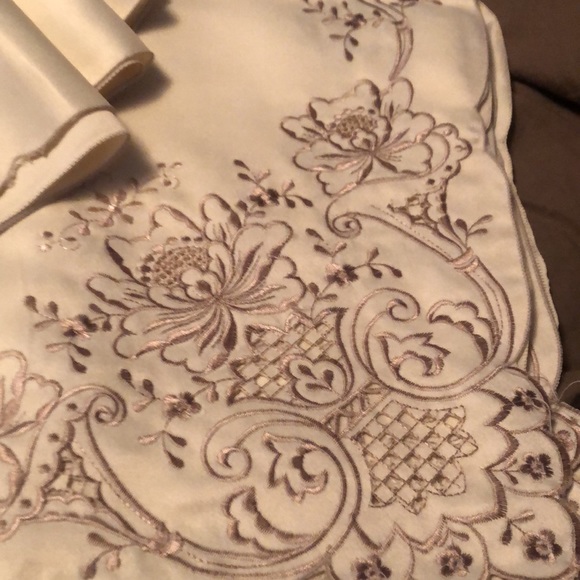 54 x 72 linen tablecloth with 6 matching napkins - Picture 3 of 4